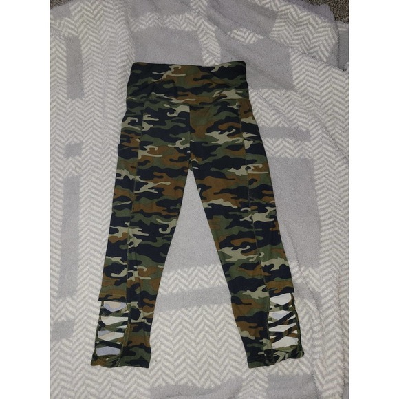 Pants - Camo capri leggings medium